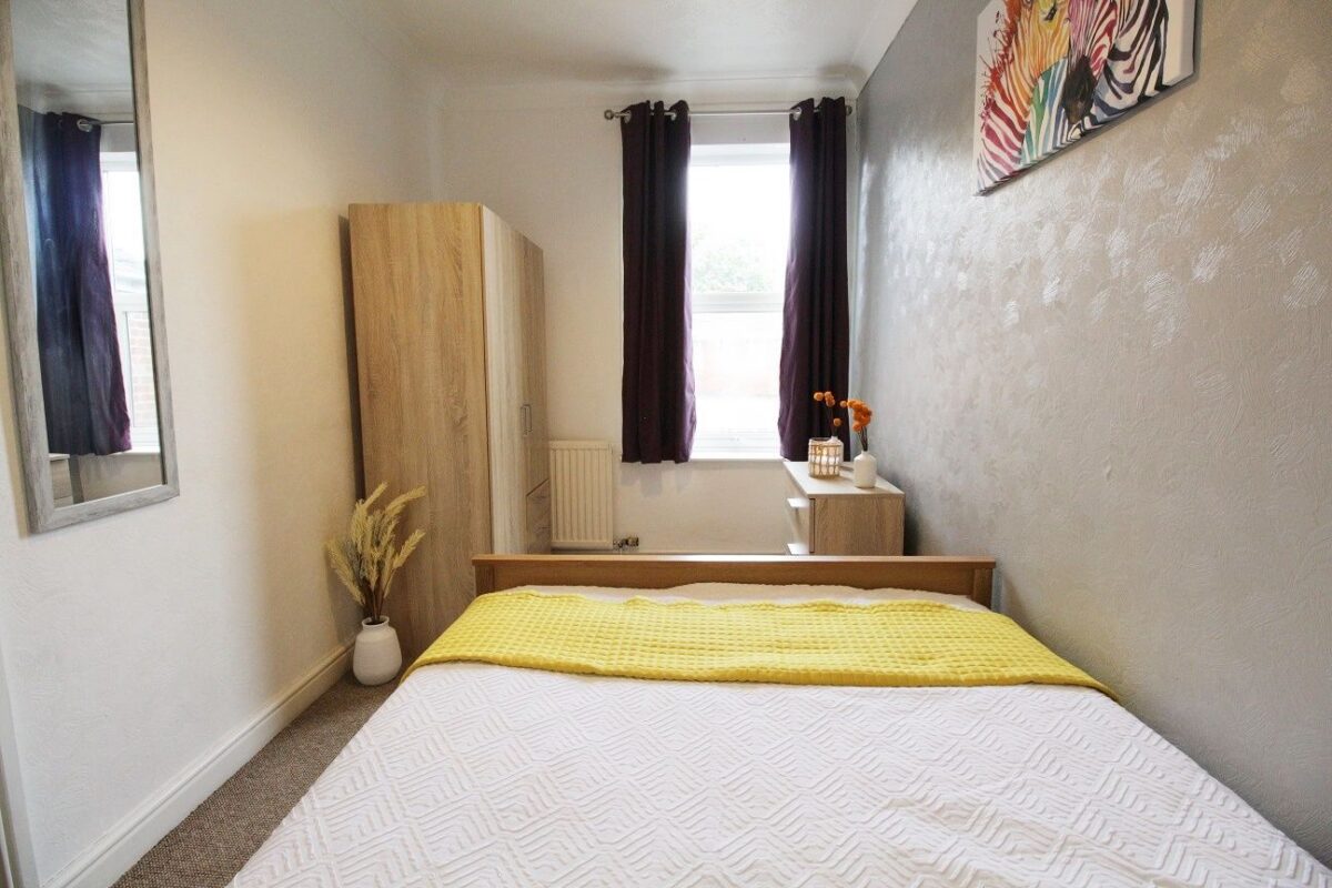 17 Foss Bank, Lincoln, Lincolnsh🏡 Spacious Double Room in Shared House | Lincoln  Properties on the Market is delighted to present a charming two-storey brick terraced house with a tiled roof, offering a spacious double room within a friendly shared residence.  📍 Great Location Situated in the popular area of Lincoln, the property is conveniently close to local shops, Lincoln City Centre, University of Lincoln, Lincoln College, and Tritton Retail Park – making it ideal for students or professionals.  🏠 The Property This well-maintained home includes:  🛏️ 3 Bedrooms  🚿 1 Bathroom  🍳 Large shared kitchen with a breakfast bar  🌿 Bright backyard – perfect for relaxing  🛌 Your Room The spacious double room is fully furnished with:  🛏️ Double bed  👕 Wardrobe  🗄️ Chest of drawers  🛋️ Bedside cabinet  ❄️ Private fridge freezer  ⚡ All Bills Included All utilities are covered by trusted providers:  💧 Anglian Water  🔌 Scottish Power  🌐 Virgin Media high-speed broadband  📶 Excellent mobile signal for EE, Virgin, O2, and Vodafone.  💰 Additional Information  Deposit: Equal to one month’s rent  Council Tax Band: A  EPC Rating: C  🛡️ Peace of Mind The area and property are not affected by flooding, coastal erosion, or coalfield proximity.  ℹ️ Please Note  No step-free access  No wet rooms or lateral living arrangements  🚫 No pets  🚫 No home-based businesses  🚫 No parking facilities  📞 Interested? Our friendly team would be happy to arrange a viewing at your convenience. Get in touch today! ✨ire, LN1 1TA